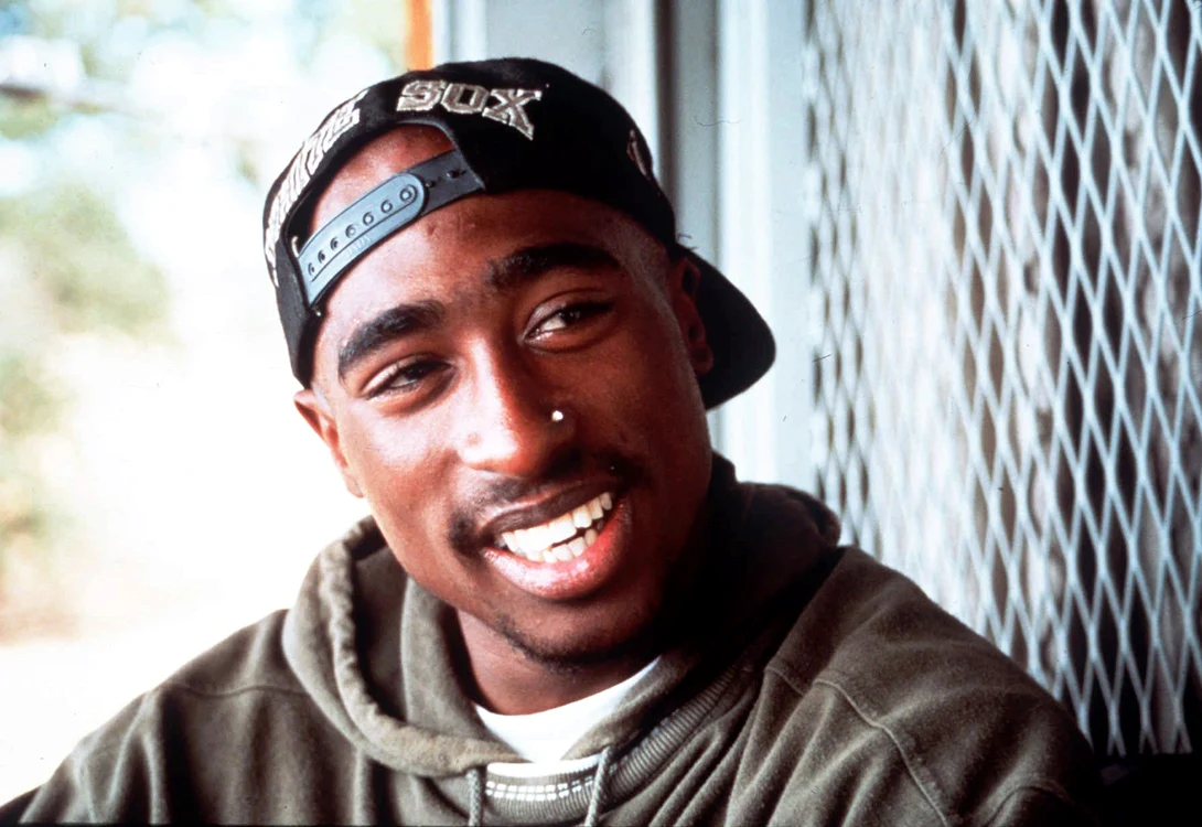 Majoritatea
cântecelor lui Tupac sunt despre viaţa grea din ghetouri, rasism,
problemele din societate, şi, uneori, insulte adresate altor rapperi