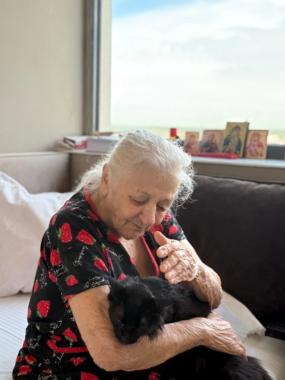 Mamaie Gherghina a crescut-o pe artistă