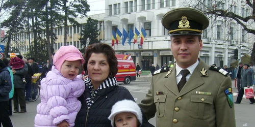 Nicuşor Andrei alături de familia sa