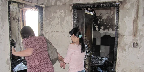 Locatarii apartamentelor incendiate speră să mai găsească câte ceva FOTO