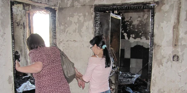 Locatarii apartamentelor incendiate speră să mai găsească câte ceva FOTO