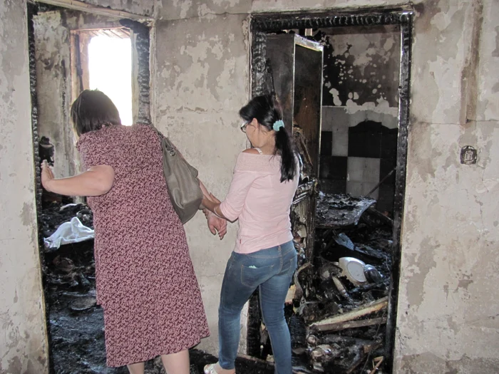 Cu durere în suflet, locatarii apartamentelor şi-ai luat adio de la ele FOTO:adevarul