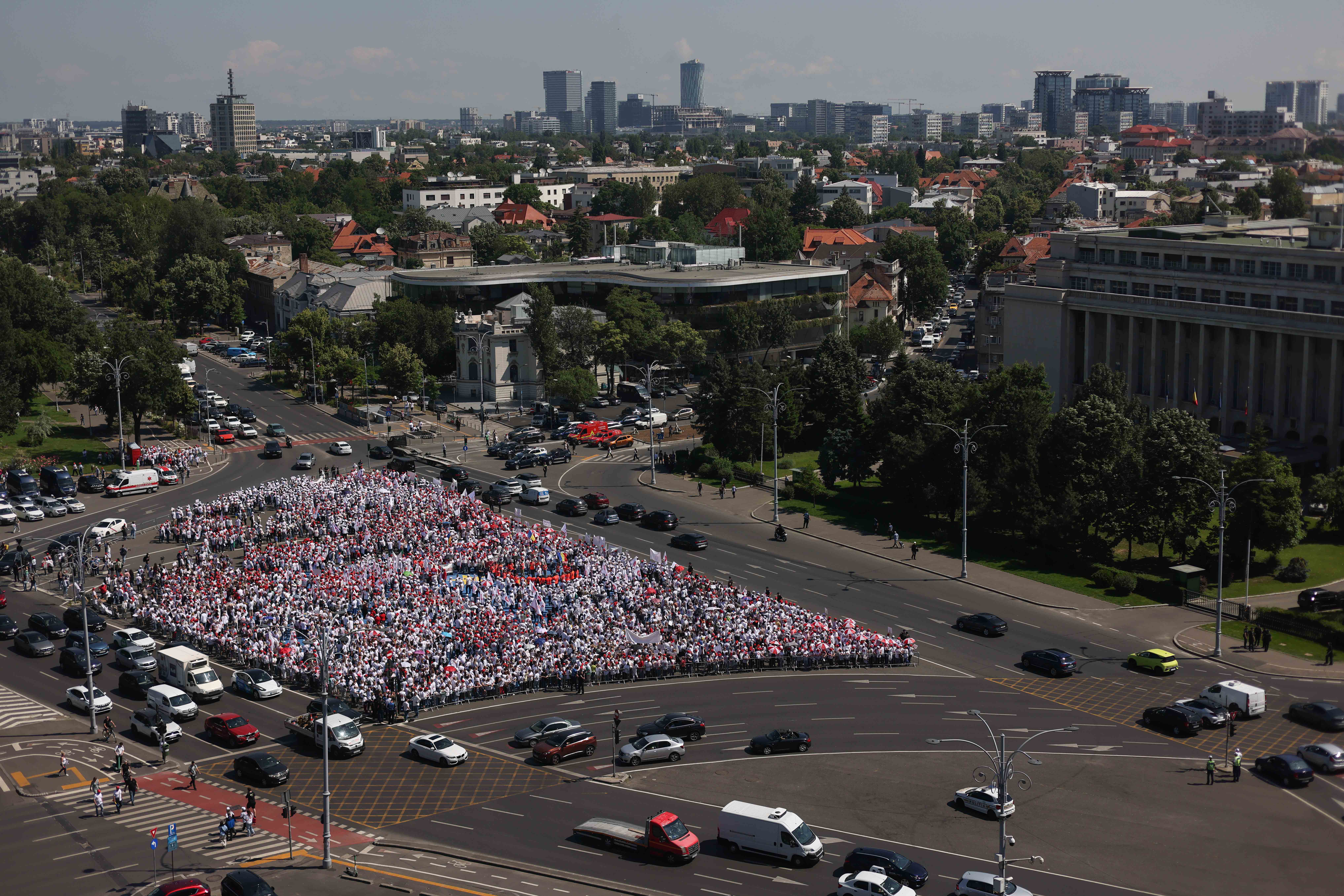 Sindicaliști ai Sanitas protestează în fața guvernului, București 3 iunie 2026. Inquam Photos / George Călin