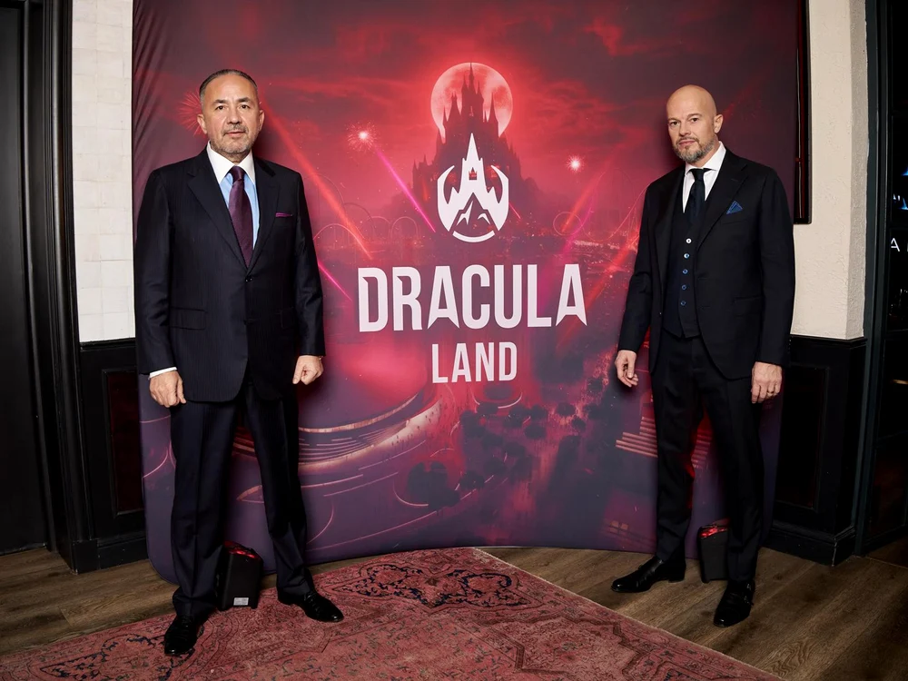 Dragoș Dobrescu, fondator DraculaLand (stanga) FOTO: Dracula Land