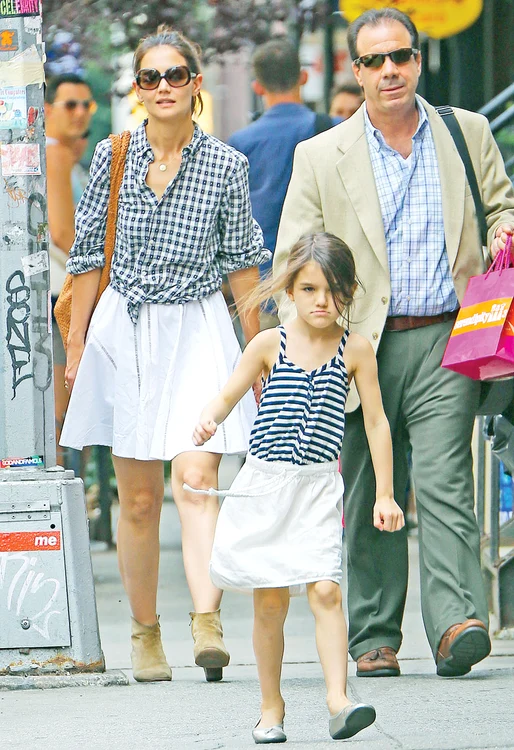 
    Suri a purtat  o vestimentaţie  ca aceea a mamei  sale, Katie Holmes (foto: guliver)  