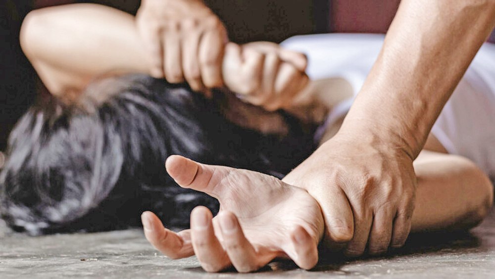 Un tânăr de 20 de ani, reținut după ce a încercat să abuzeze sexual o fată de 13 ani. Tatăl a intervenit în ultimul moment