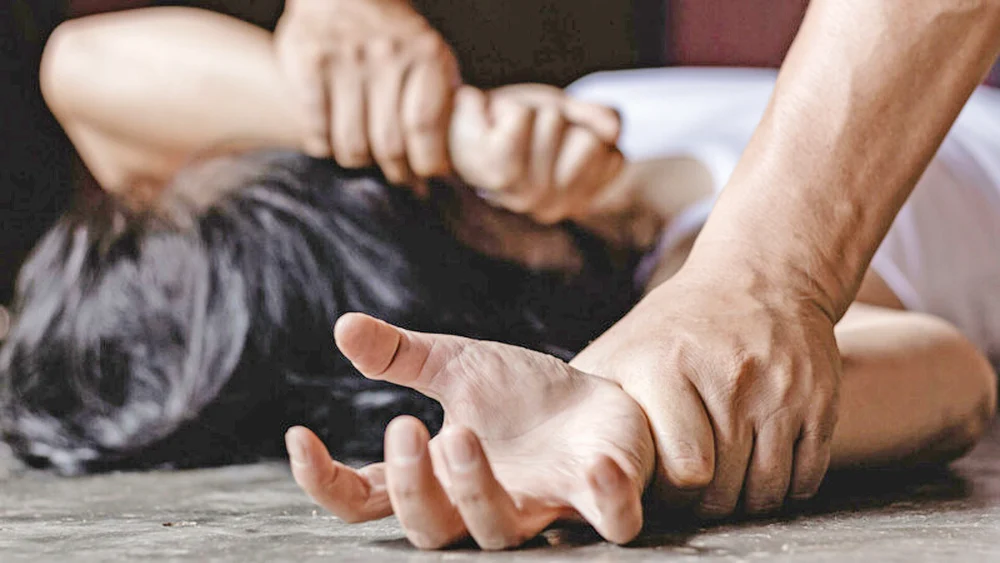 Polițist din Cluj, reținut după ce a agresat o tânără plătită pentru sex şi i-a furat banii