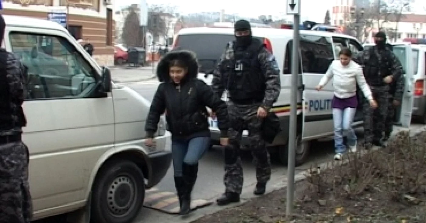 Poliţiştii au dezmembrat o reţea internaţională de trafic de persoane