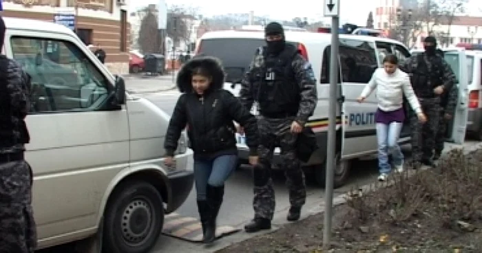 Poliţiştii au dezmembrat o reţea internaţională de trafic de persoane