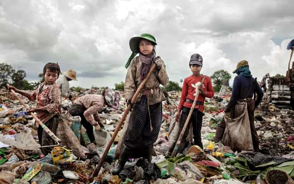 Micuţii asudă în focarul de infecţie ore în şir pentru a reuşi să strângă într-o zi, împreună cu părinţii lor, echivalentul sumei de 1,50 euro. FOTOGRAFIE Daily Mail/David Rangel