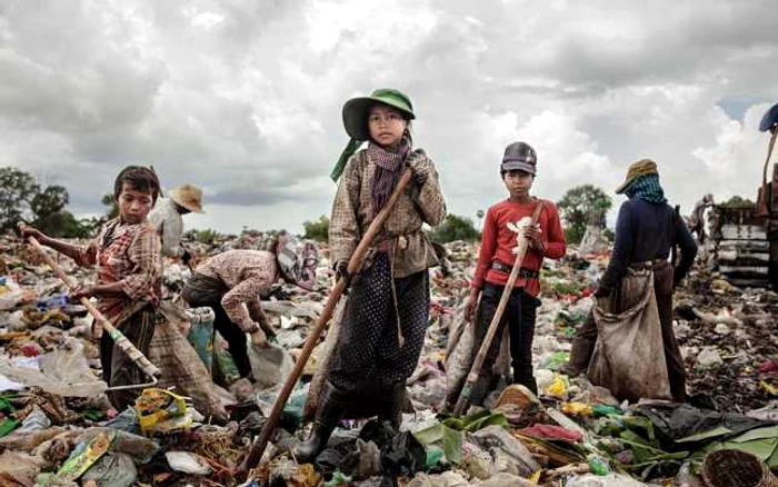 Micuţii asudă în focarul de infecţie ore în şir pentru a reuşi să strângă într-o zi, împreună cu părinţii lor, echivalentul sumei de 1,50 euro. FOTOGRAFIE Daily Mail/David Rangel