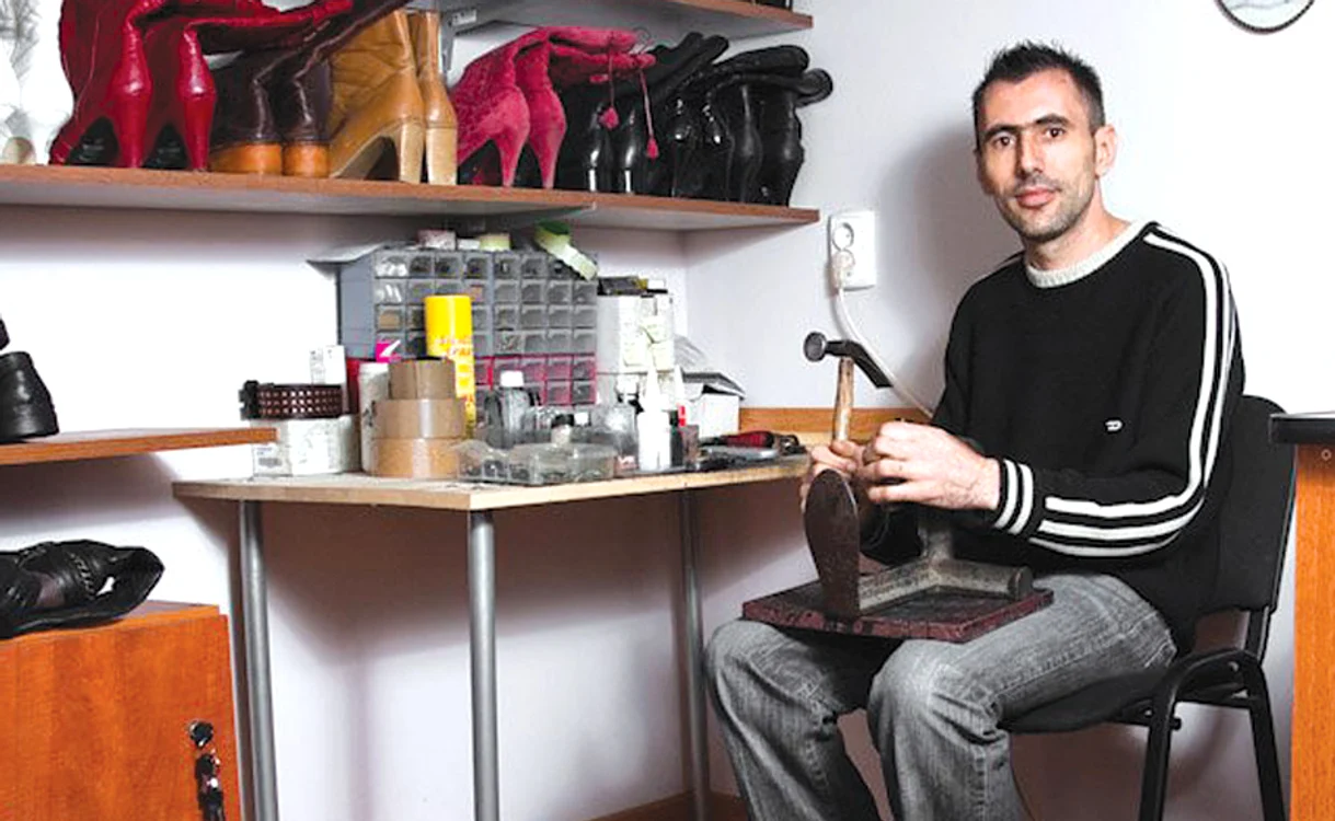 Ştefan Filipaş îi anunţă pe Messenger pe clienţii fideli când pot veni să lase pantofii