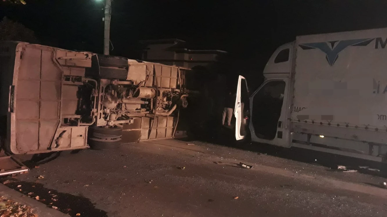 În microbuz se aflau 15 persoane FOTO: ISU Teleorman