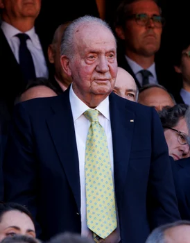 Regele Juan Carlos asistând la o coridă în arena Maestranza. FOTO: Getty Images