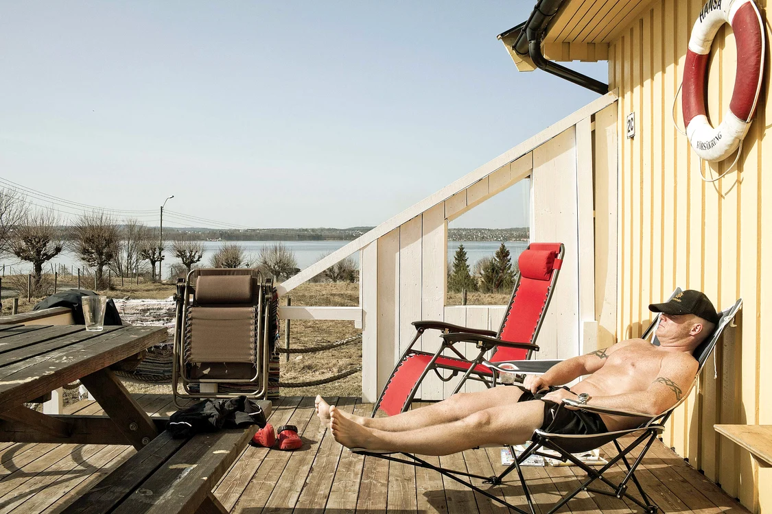 
    Norvegia. Pe Insula Bastoy,  deţinuţii se bronzează  şi se relaxează la soare  