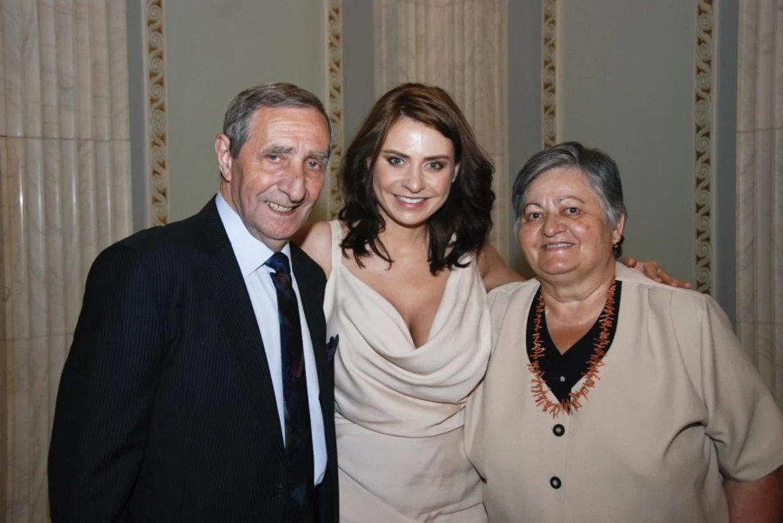 
    Adina Buzatu, alături de părinţii ei, Doina si Mihai Buzatu  