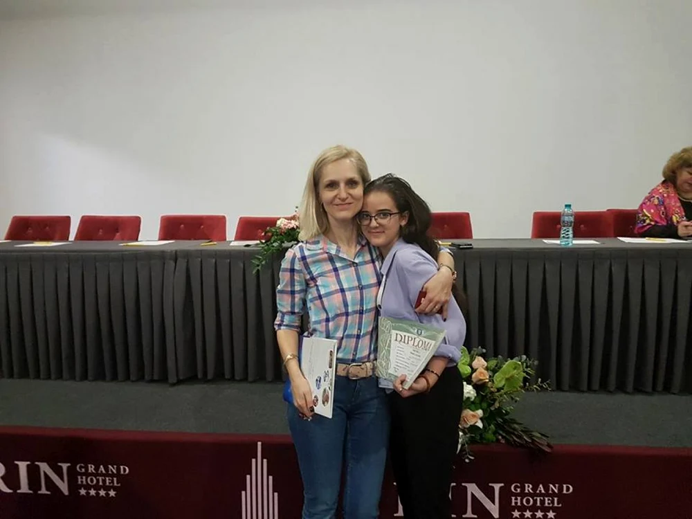 Iulia Vîrban, locul I la Olimpiada Naţională de Limba şi Literatura Română, alături de profesoara sa, Irina Perianu FOTO: Facebook/Iulia Vîrban