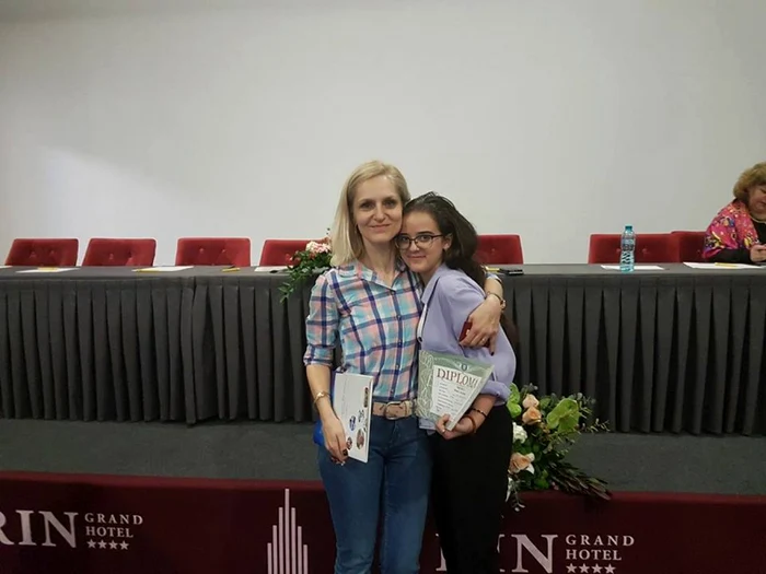 Iulia Vîrban, locul I la Olimpiada Naţională de Limba şi Literatura Română, alături de profesoara sa, Irina Perianu FOTO: Facebook/Iulia Vîrban