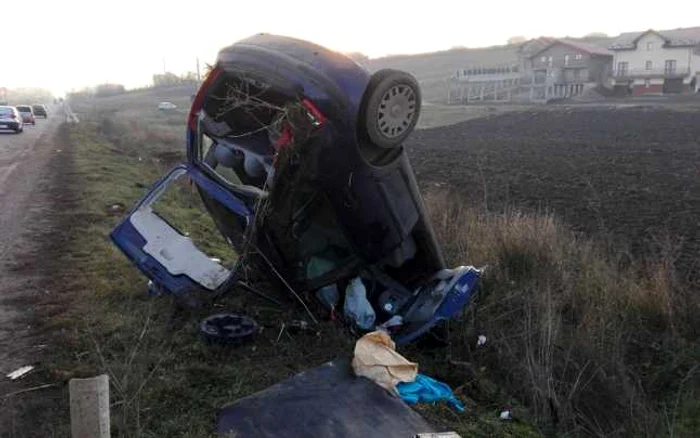 Autoturismul s-a răsturnat în afara părţii carosabile