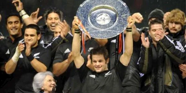 Richie McCaw cu trofeul Hillary Shield, acordat după partida dintre Noua Zeelandă și Anglia