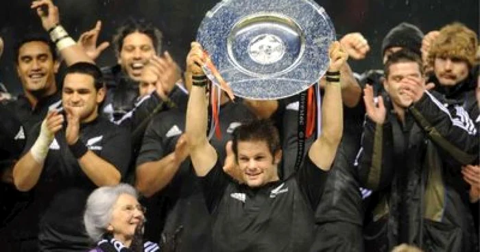 Richie McCaw cu trofeul Hillary Shield, acordat după partida dintre Noua Zeelandă și Anglia