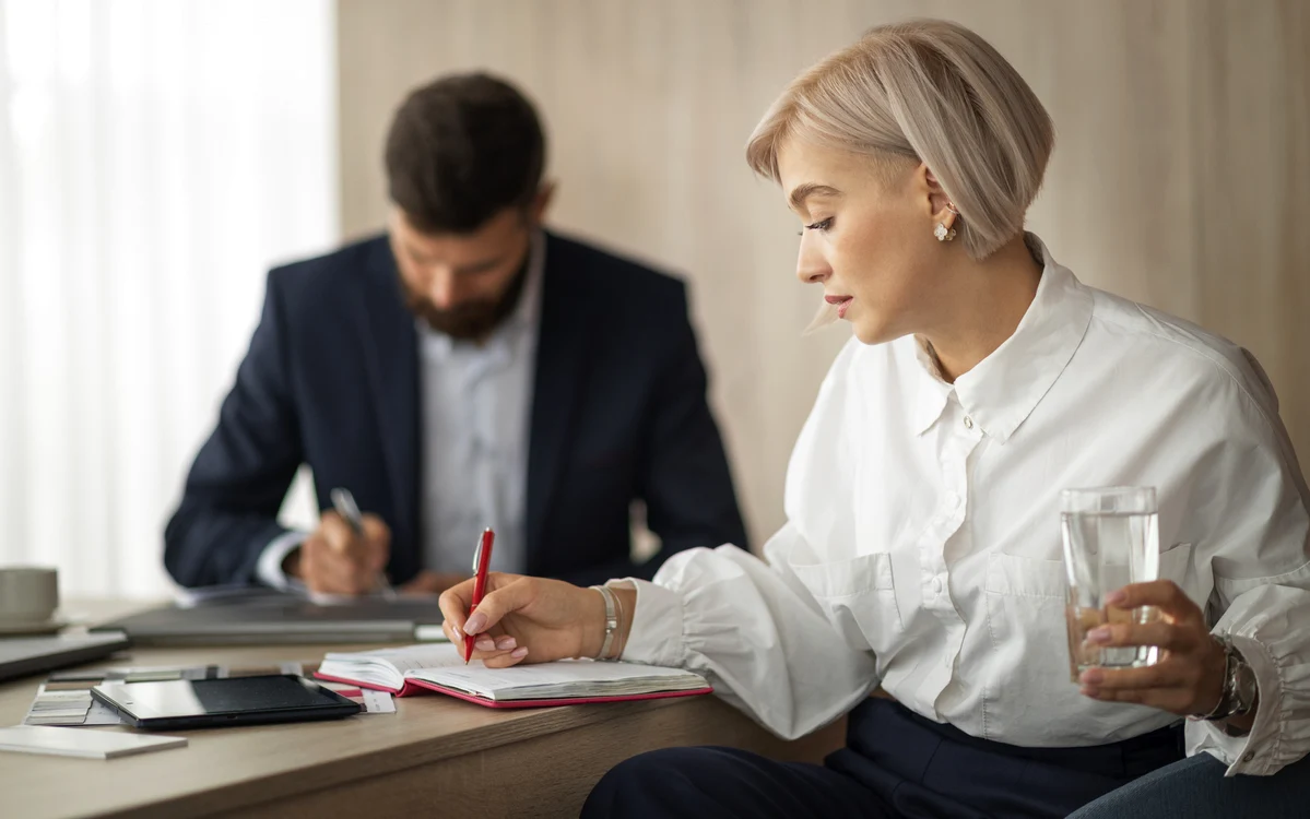 Taxele notariale îi nemulțumesc adesea pe români. Foto: Freepik.com