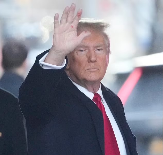 Rănile misterioase de pe mâna lui Trump. Un dermatolog explică de la ce ar putea proveni