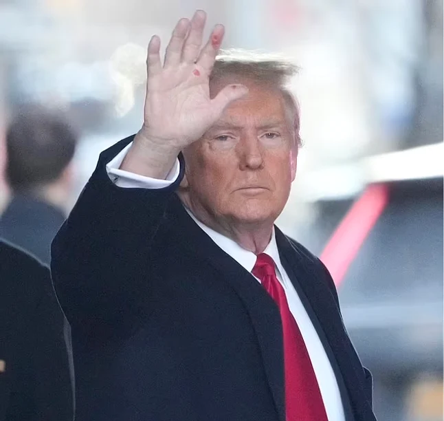 Răni misterioase pe mâna lui Donald Trump FOTO yahoo.com
