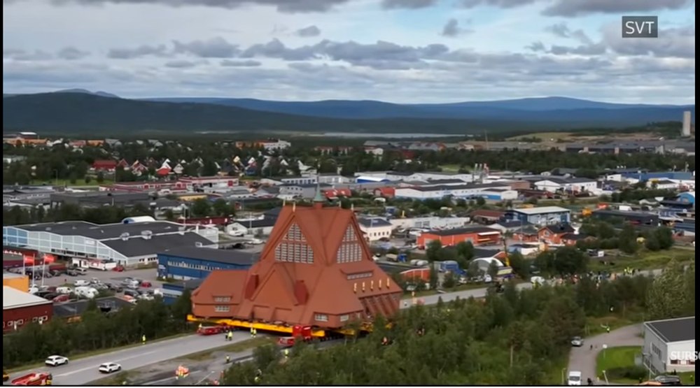 O biserică de aproape 700 de tone din Suedia, mutată cinci kilometri cu o platformă. Procedura, supervizată de rege