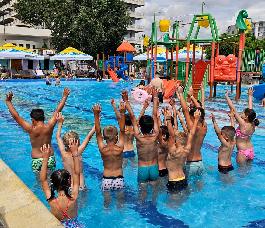 Copiii s-au bucurat și de mare și de piscină FOTO: Asociatia Împreună pentru Viitor