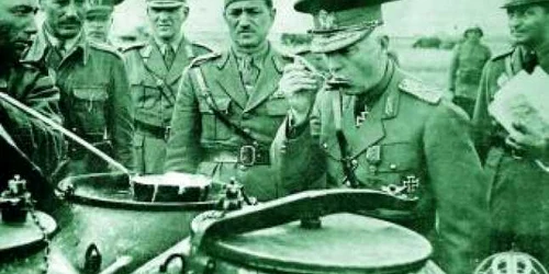 Generalul Antonescu gustă din mâncarea soldaţilor