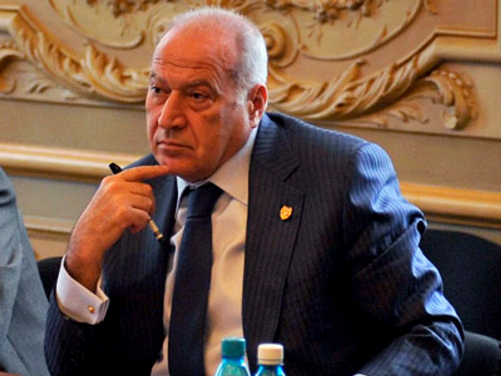 
    Voiculescu a fost condamnat, ieri, la 10 ani de închisoare cu executare, pentru spălare de bani  