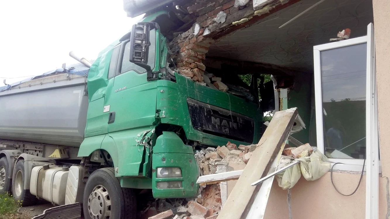 Locuinţa a fost avariată în urma impactului