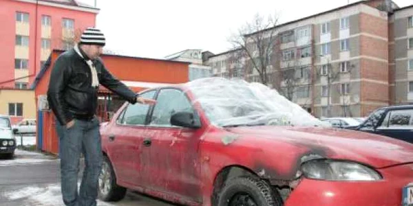 Petru Artimon arată substanţa cu acetonă rămasă pe maşina incendiată