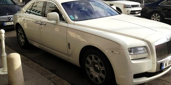 Cu acest Rolls Royce se plimbă Renato Usatîi