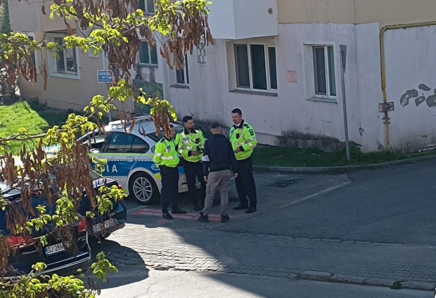 Scandal în trafic pe o stradă din Târgu Jiu. Un taximetrist s-a bătut cu un șofer VIDEO