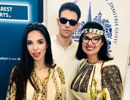 Ozana Barabancea alaturi Gloria si Andrew png