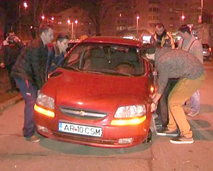 A fost nevoie de cinci persoane să scoată autoturismul din ”crater”