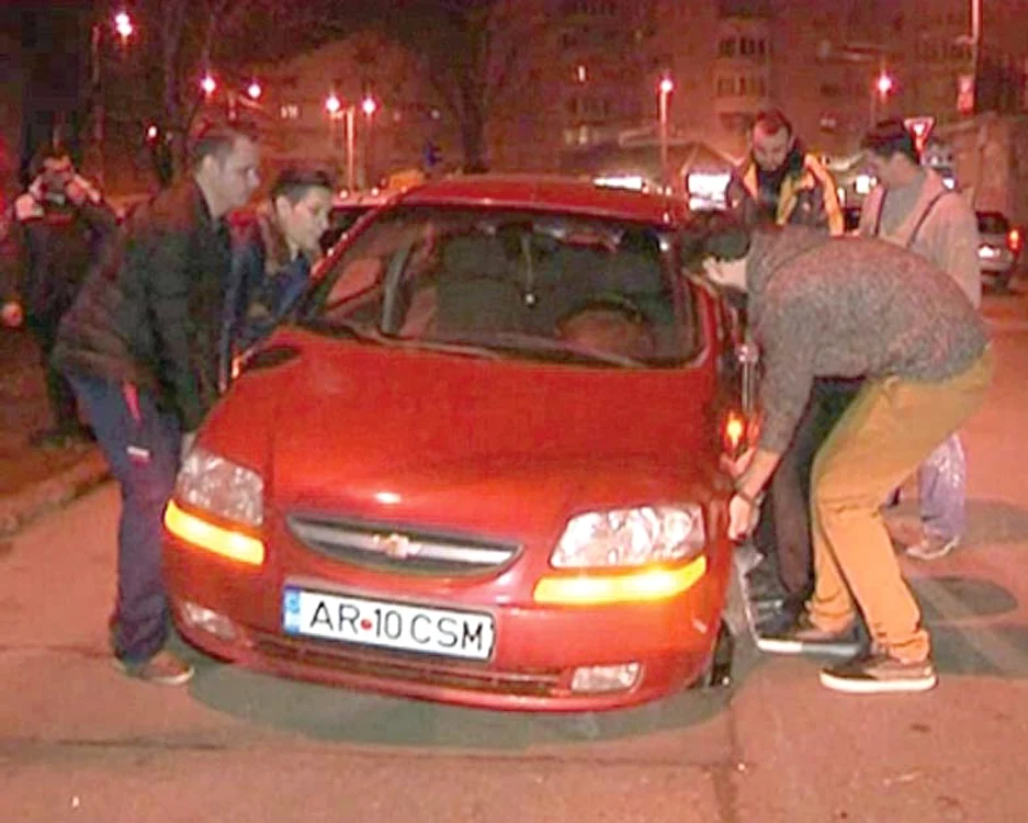 A fost nevoie de cinci persoane să scoată autoturismul din ”crater” 