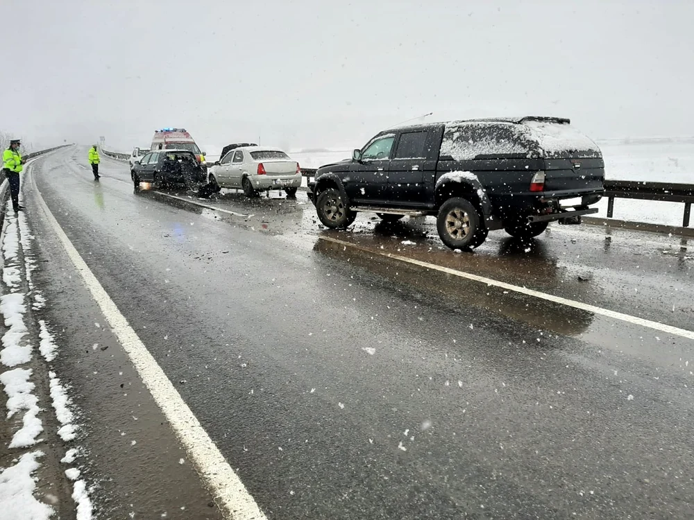 
    Accident în lanț, din cauza nepăstrării distanței regulamentareFotografii: CNAIR  