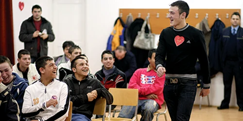 Victor S. a defilat printre colegii săi, în speranţa că va câştiga distincţia de Mister