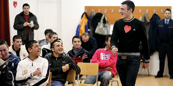 Victor S. a defilat printre colegii săi, în speranţa că va câştiga distincţia de Mister