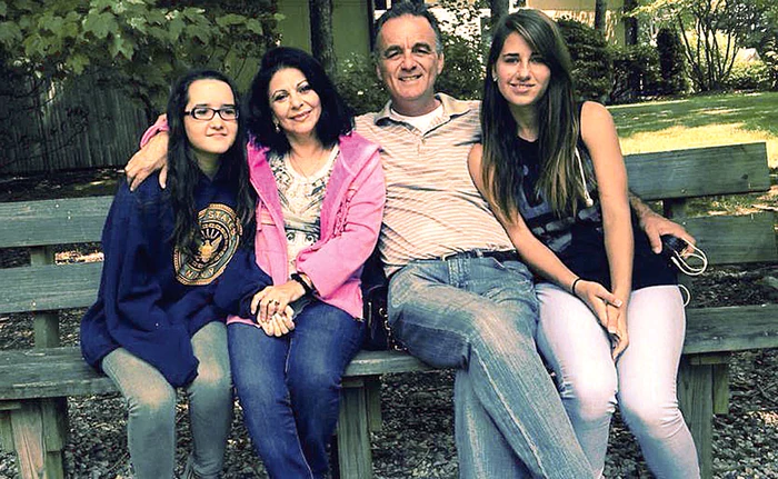 
    Elena Cârstea locuiește  de mai bine de zece  ani alături de soțul  ei, Glenn Muttart,  și de fiicele ei,  Adriana și Sanda   