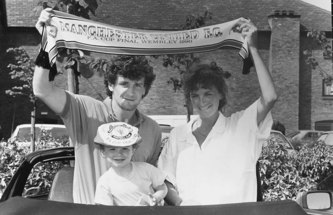 Mark Hughes, soția sa și Alex în 1990 când United a învins Crystal Palace/sursa foto: The Sun