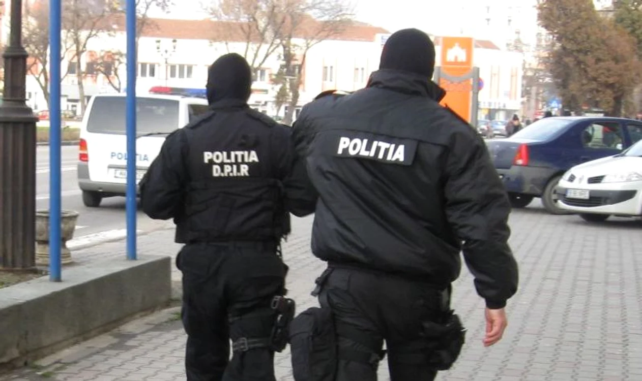 Intervenţia mascaţilor l-a determinat pe şofer să iasă din maşină