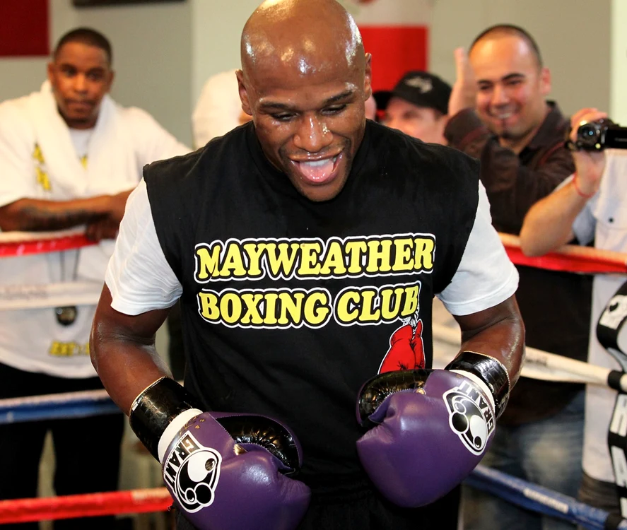 Boxerul american s-a retras, dar încă deţine trei centuri mondiale