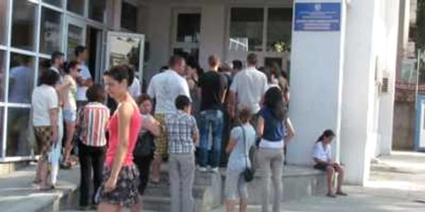 Petenţii sunt nevoiţi să aştepte cu orele în faţa sediului de la Paşapoarte