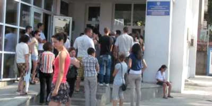 Petenţii sunt nevoiţi să aştepte cu orele în faţa sediului de la Paşapoarte