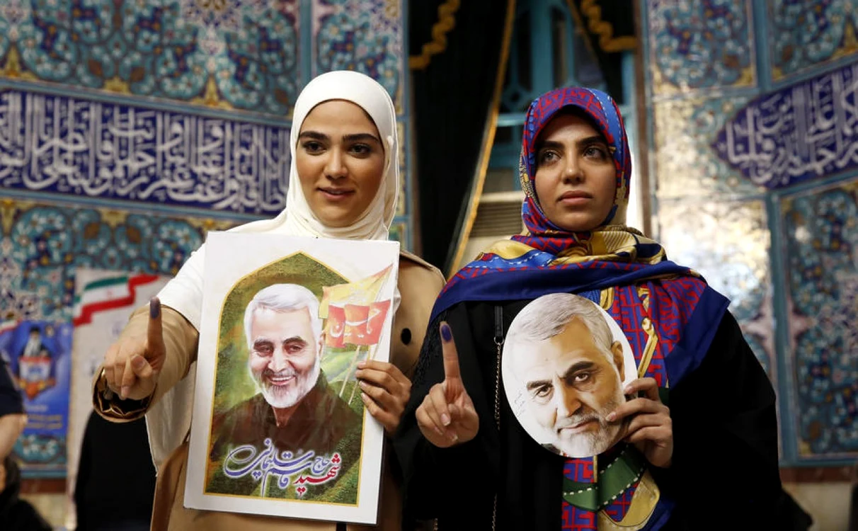 Două femei din Iran pozează cu portretul generalului Qasem Soleimani după ce au ieşti de la vot FOTO EPA-EFE