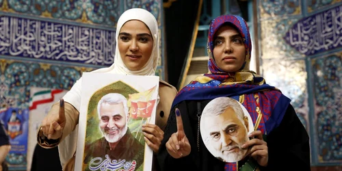 Două femei din Iran pozează cu portretul generalului Qasem Soleimani după ce au ieşti de la vot FOTO EPA-EFE